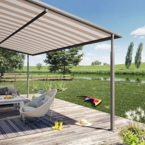 Een overkapping met gestreepte doek boven een terras, omringd door groen en water.