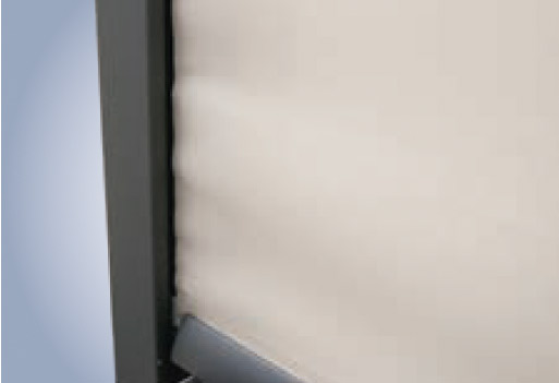 Beige zonweringdoek met een donkergrijze frame, deels uitgerold.