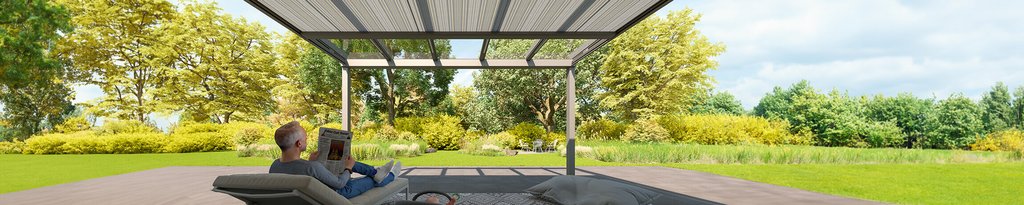 Een overkapping met een modern ontwerp, met mensen die ontspannen in een groene tuinomgeving.