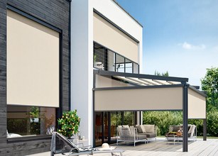 Buitensituatie met een beige zonnescherm en een overkapping voor een moderne woning. 