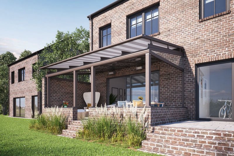 Moderne woning met een overkapping en grote ramen, omringd door groen gras en bomen.