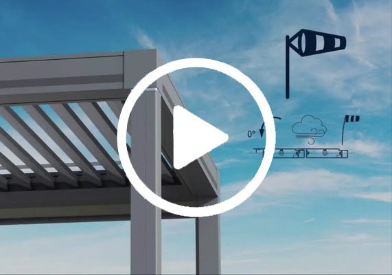 Afbeelding van een moderne overkapping met een luchtige blauwe lucht op de achtergrond en een play-knop in het midden.