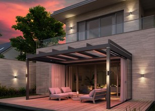 Terrassensituatie met een overkapping en zitmeubels, verlicht door sfeervolle lampen bij schemerlicht. 