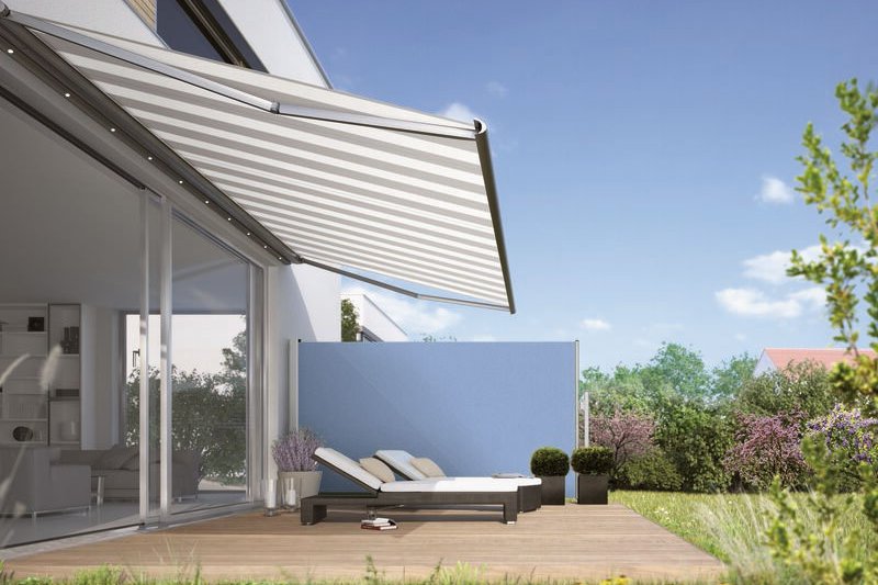 Terrassensituatie met een uitschuifbare zonnescherm en een zonnige, lichte achtergrond. Terrassensituatie met een uitschuifbare zonnescherm en een zonnige, lichte achtergrond.