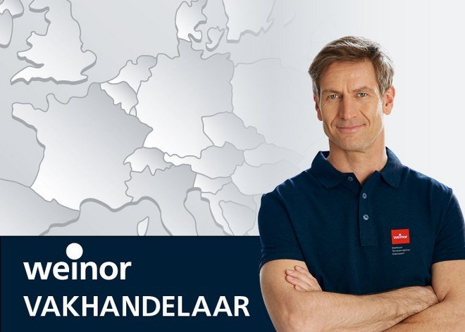 Mann met korte haren in een blauwe polo tegenover een kaart van Europa, met de tekst 'weinar VAKHANDELAAR'.