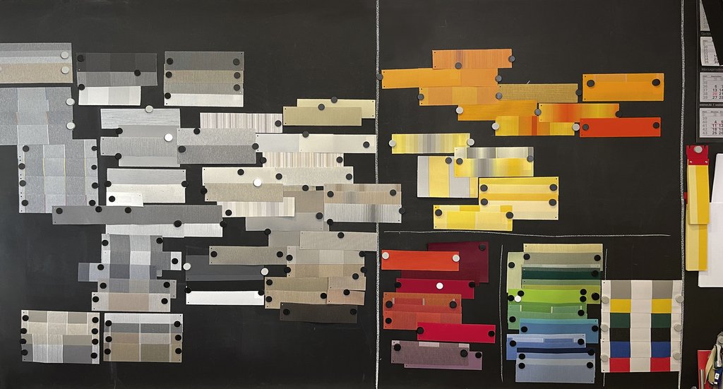 Een overzicht van kleurstalen in verschillende tinten en texturen, op een donkere achtergrond. Een overzicht van kleurstalen in verschillende tinten en texturen, op een donkere achtergrond.