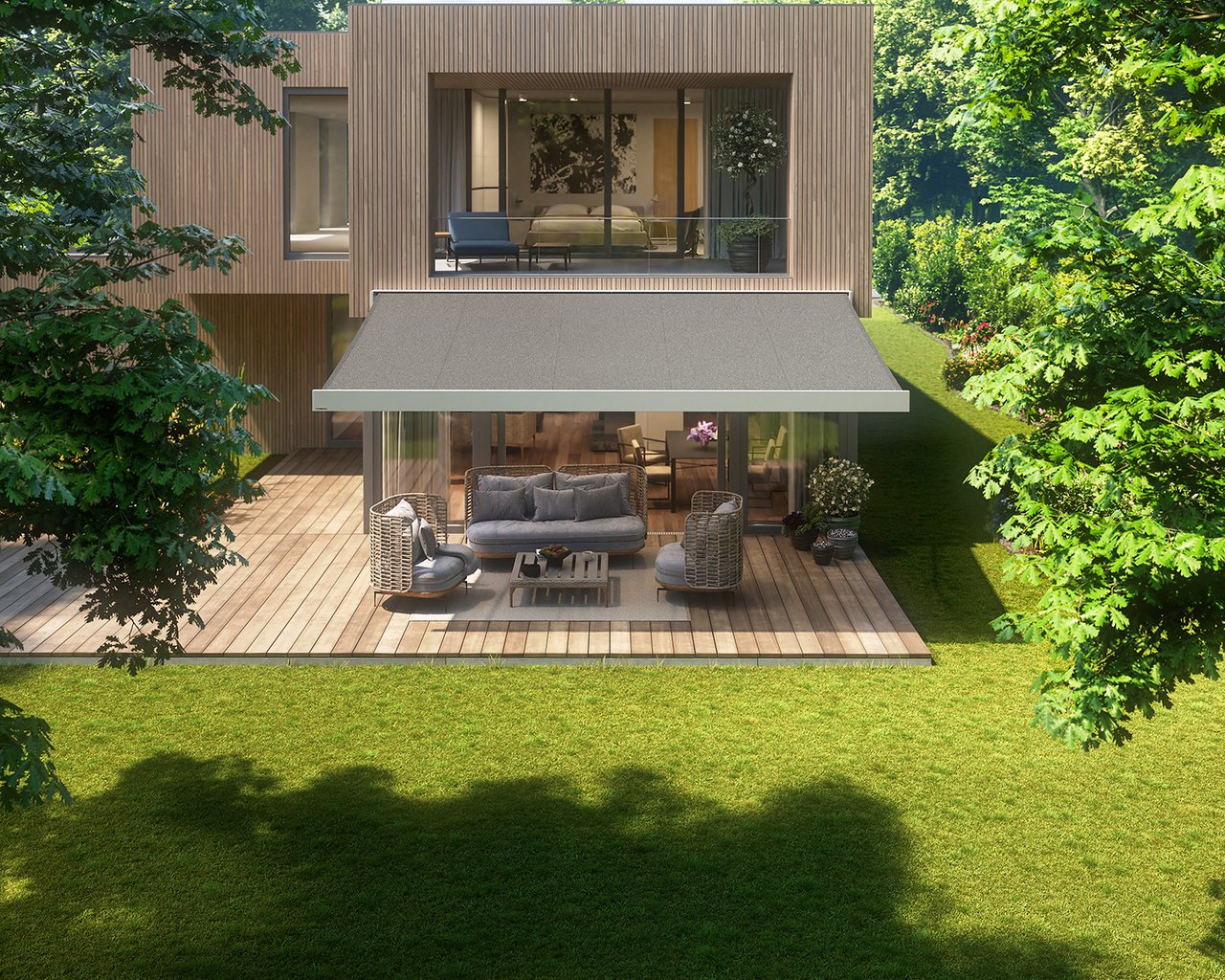 Moderne woning met een overkapping en terras in een groene tuin.