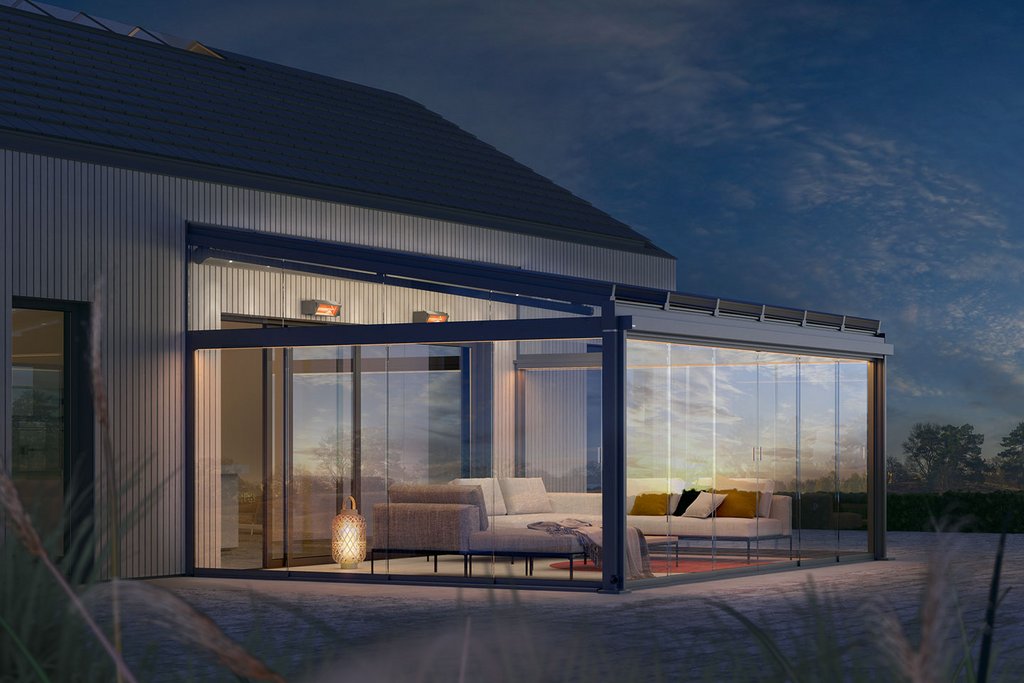 Moderne woning met een glazen wintergarten en een overkapping, in een schemerige lucht.