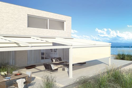 Moderne terrassensituatie met een overkapping en uitzicht op het water, witte en lichte kleuren.
