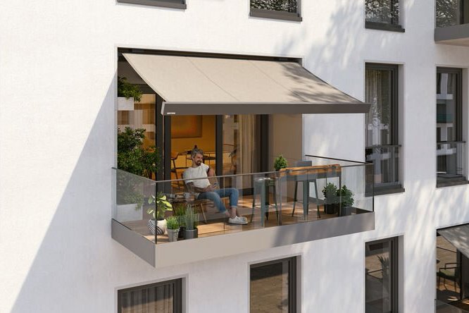 Een moderne gevel met een balkon, een zonnescherm en een zitruimte. Lichtgrijze en witte kleuren domineren. Een moderne gevel met een balkon, een zonnescherm en een zitruimte. Lichtgrijze en witte kleuren domineren.