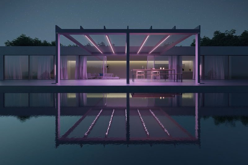 Moderne overkapping met verlichting in roze tinten, weerspiegelt in een kalm wateroppervlak. Moderne overkapping met verlichting in roze tinten, weerspiegelt in een kalm wateroppervlak.