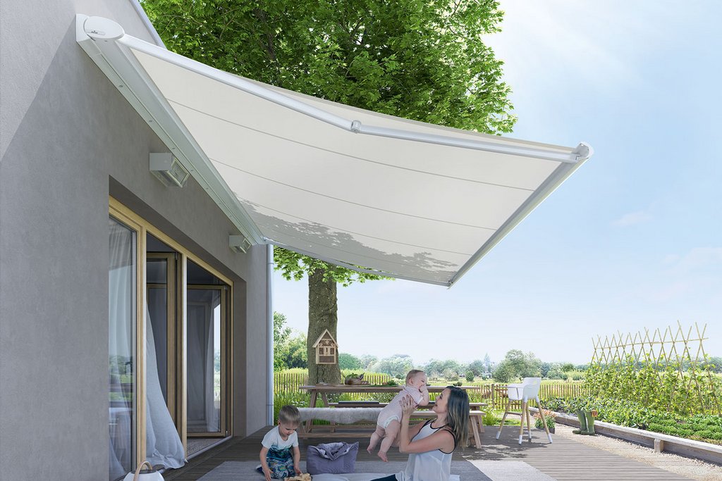 Een moderne terrassensituatie met een grote witte zonnescherm, groene natuur en mensen die ontspannen.