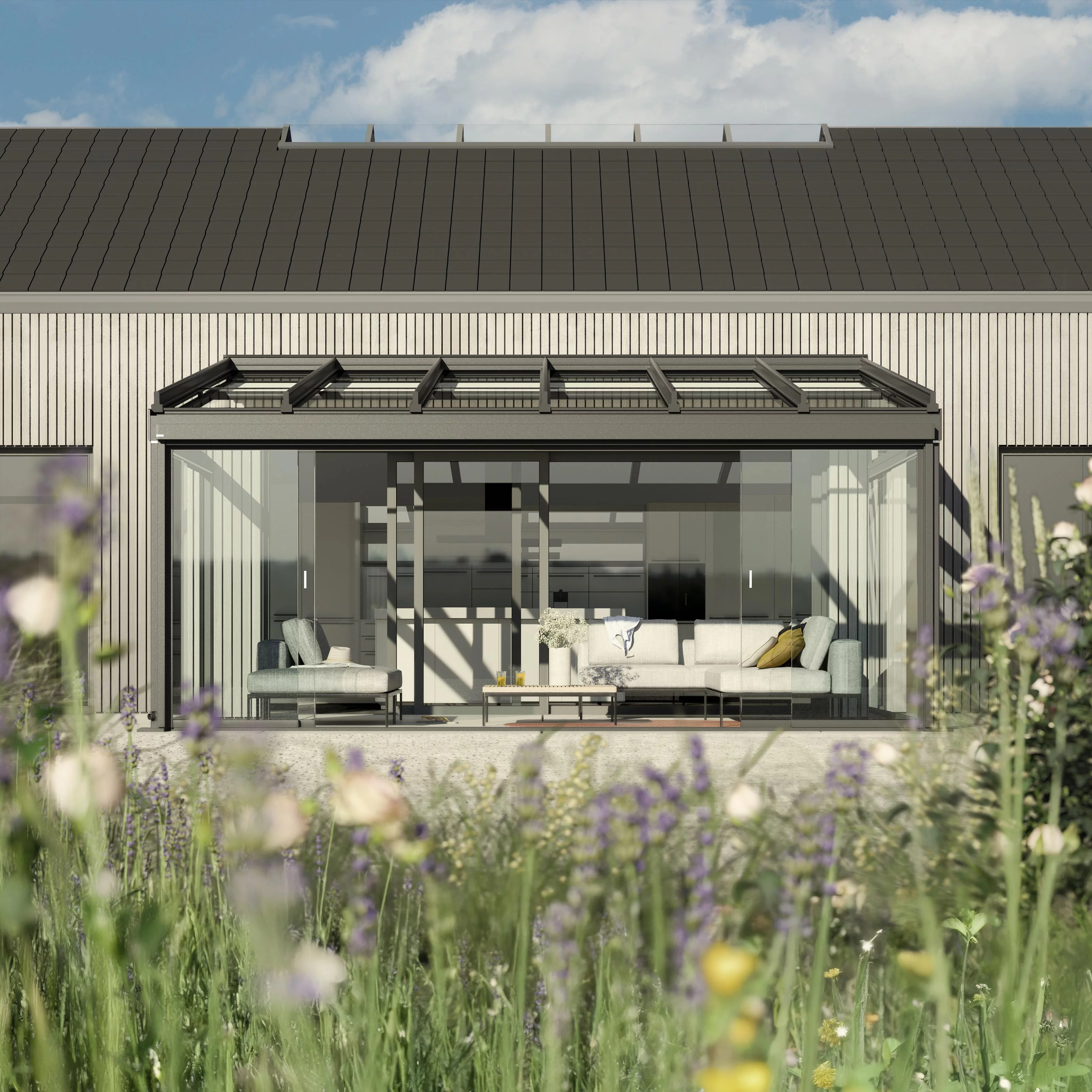 Moderne woning met glas-schiebewanden, overkappingen en een groene terrassensituatie.