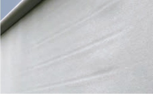 Een lichtgrijze, gladde oppervlaktetextuur van een zonweringdoek met een rechte rand. Een lichtgrijze, gladde oppervlaktetextuur van een zonweringdoek met een rechte rand.