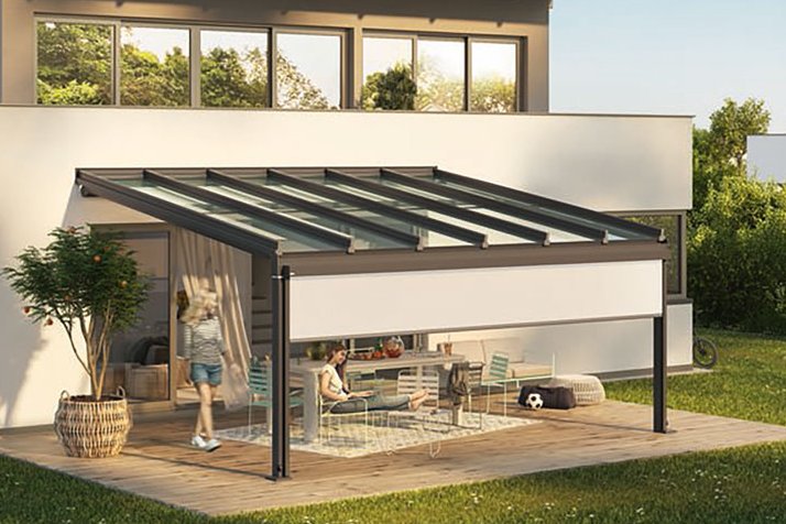 Moderne overkapping met glazen schuifwanden, geïntegreerd in een stijlvolle woonomgeving. Moderne overkapping met glazen schuifwanden, geïntegreerd in een stijlvolle woonomgeving.