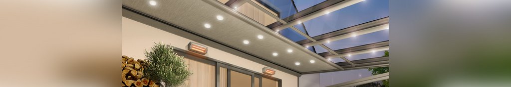 Uitzicht op een moderne overkapping met verlichting en een glazen dakconstructie. Uitzicht op een moderne overkapping met verlichting en een glazen dakconstructie.