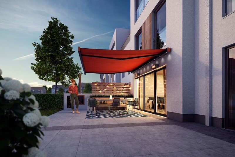 Een moderne terrassensituatie met een rode zonnescherm en een stijlvolle uitstraling.