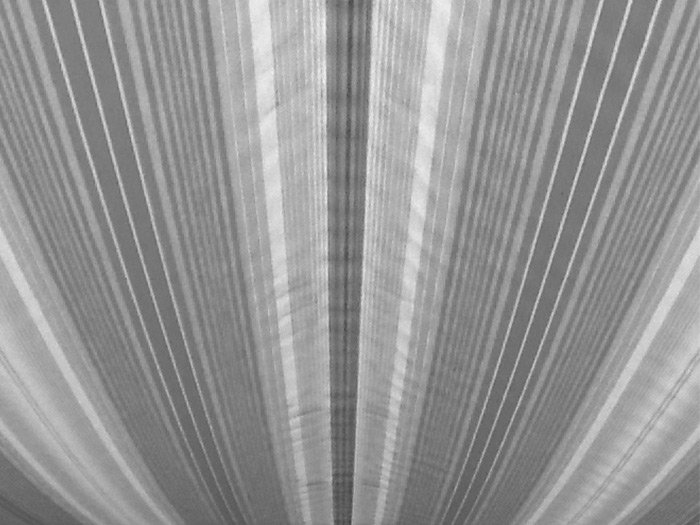 Abstracte lijnen in verschillende grijze tinten, met een vloeiende, gebogen vorm. Abstracte lijnen in verschillende grijze tinten, met een vloeiende, gebogen vorm.