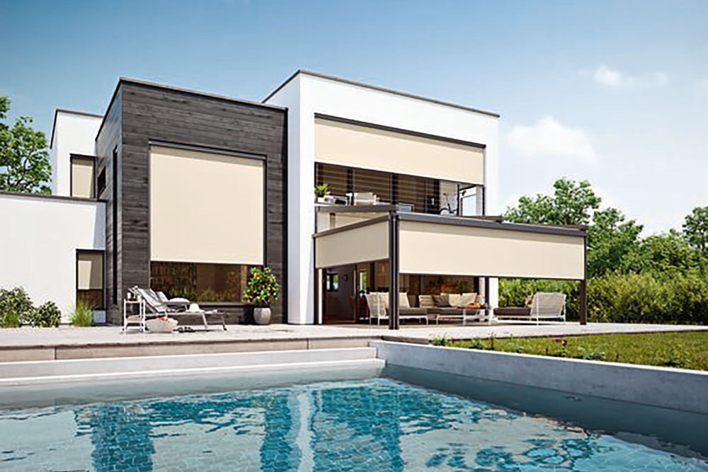 Moderne woning met overkapping en zwembad, omringd door groene tuin en blauwe lucht. Moderne woning met overkapping en zwembad, omringd door groene tuin en blauwe lucht.