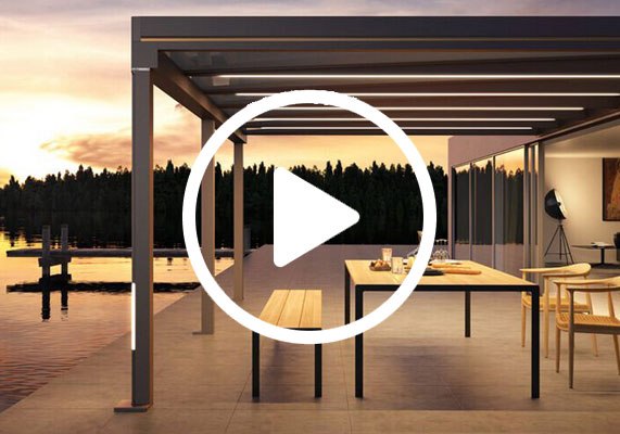 Terrassensituatie met een overkapping en tafels, tegen een achtergrond van een zonsondergang boven water.