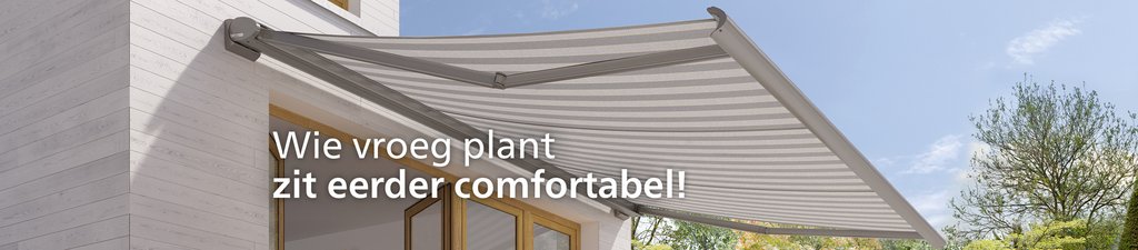 Een markies in een lichtgekleurde, verticale positie met een gebouw op de achtergrond.