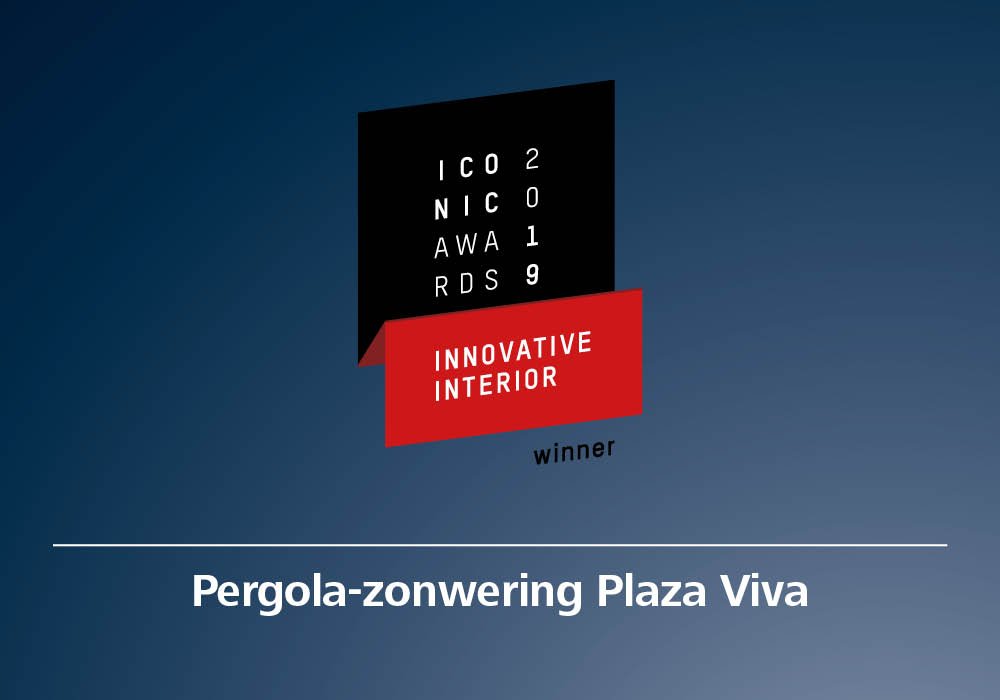 Logo met een donkerblauwe achtergrond, zwarte en rode elementen, en tekst over een innovatieprijs.