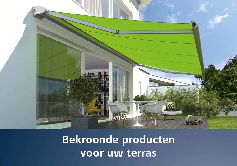 Een groene zonnescherm boven een terras met moderne meubels en een tuin op de achtergrond.