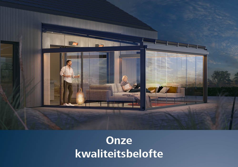 Moderne overkapping met glaswanden en een terras, tijdens de schemering.