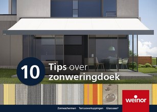 Een afbeelding van een moderne woning met een witte markies en diverse kleurmonsters voor zonweringdoek. 