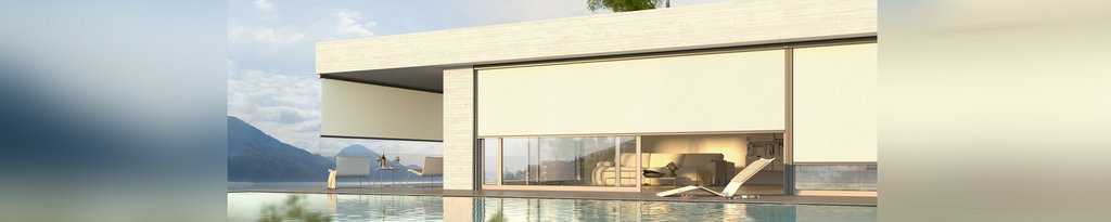 Moderne woning met een overkapping en glazen schuifwanden langs een waterpartij en bergen op de achtergrond. Moderne woning met een overkapping en glazen schuifwanden langs een waterpartij en bergen op de achtergrond.