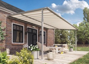 Terrasgenot bij vrijwel elk weertype – met het textiele pergola-zonnescherm Plaza Viva van weinor geniet u van uw terras bij zon, wind of regen. 