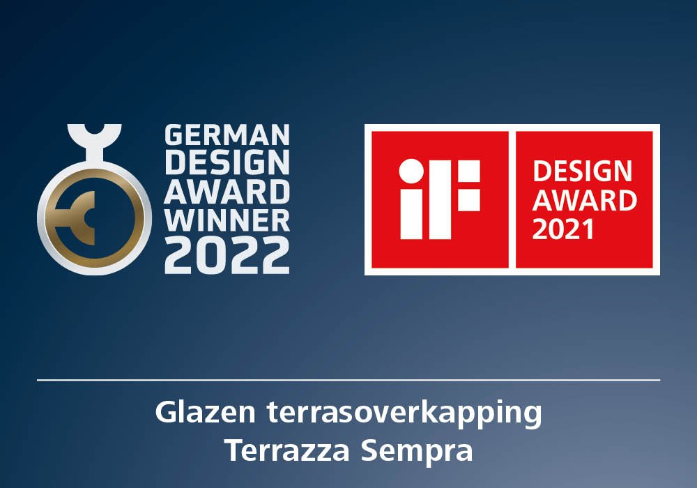 Logo's van designprijzen met de tekst "Glazen terrasoverkapping Terrazza Sempra" op een blauwe achtergrond.